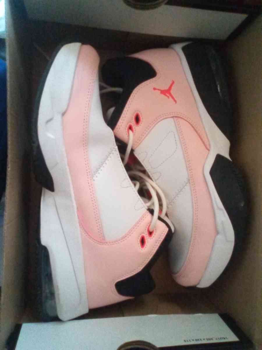 size 7 youth Jordan shoes - Bristol, Indiana - FleaMarketBay