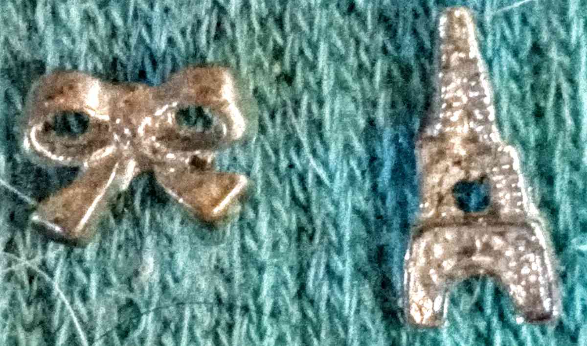 11 Single Earrings - Muldrow, Oklahoma - FleaMarketBay