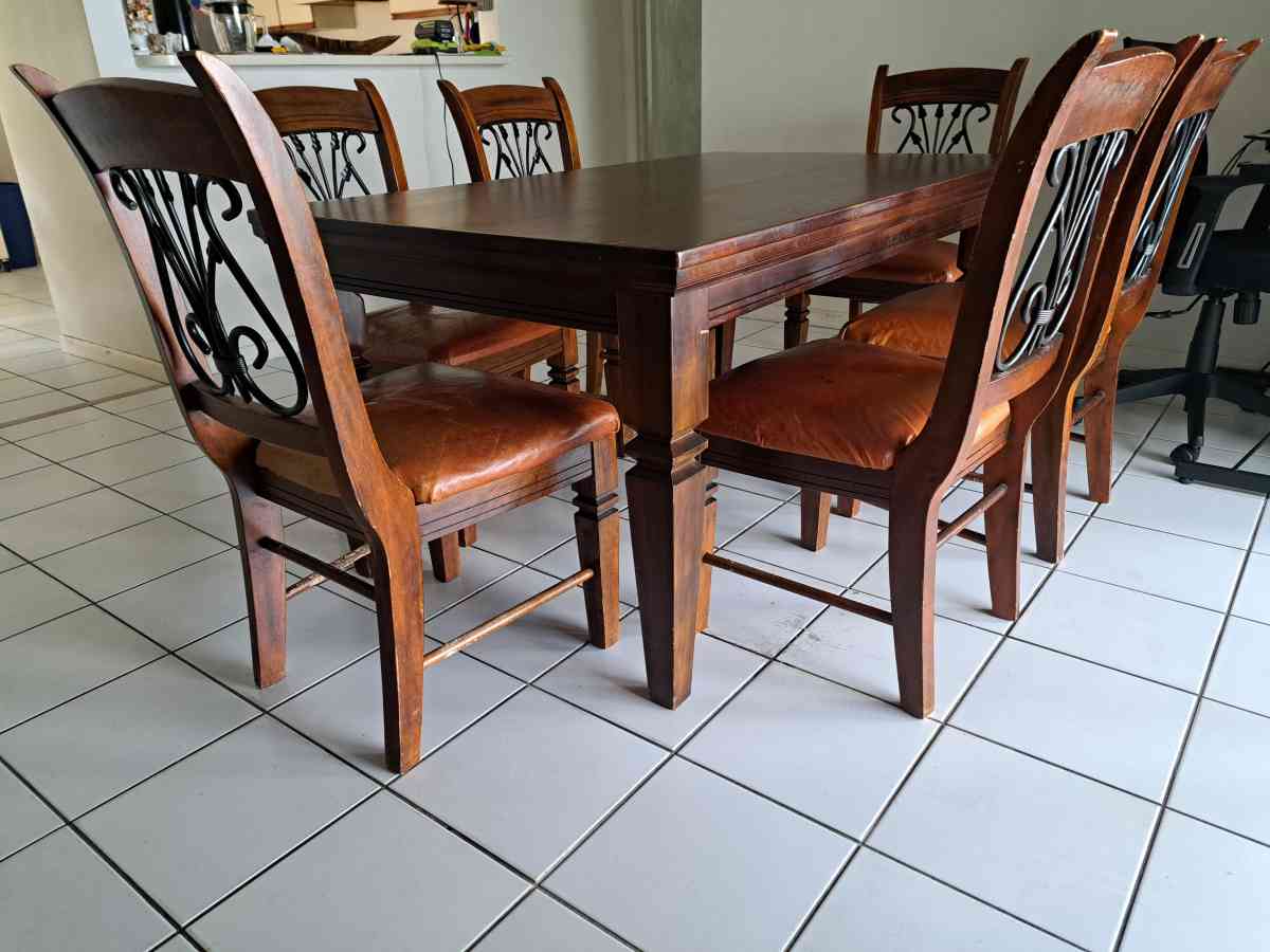 Dining room wooden table - Fort Lauderdale, Florida - FleaMarketBay