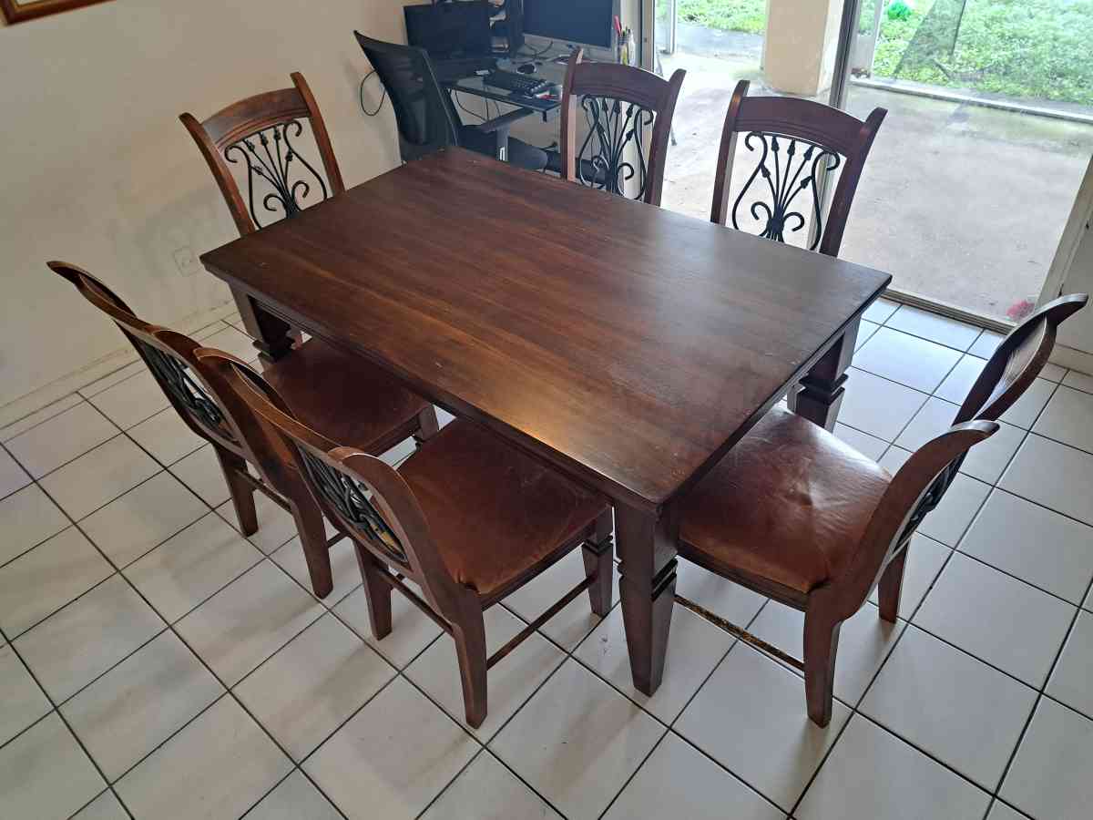 Dining room wooden table - Fort Lauderdale, Florida - FleaMarketBay
