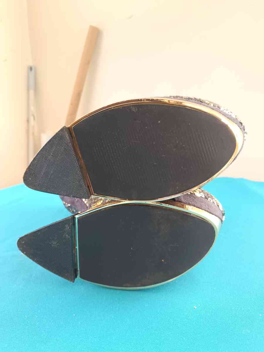 privileged Gold shoes - Saint Paul, Minnesota - FleaMarketBay