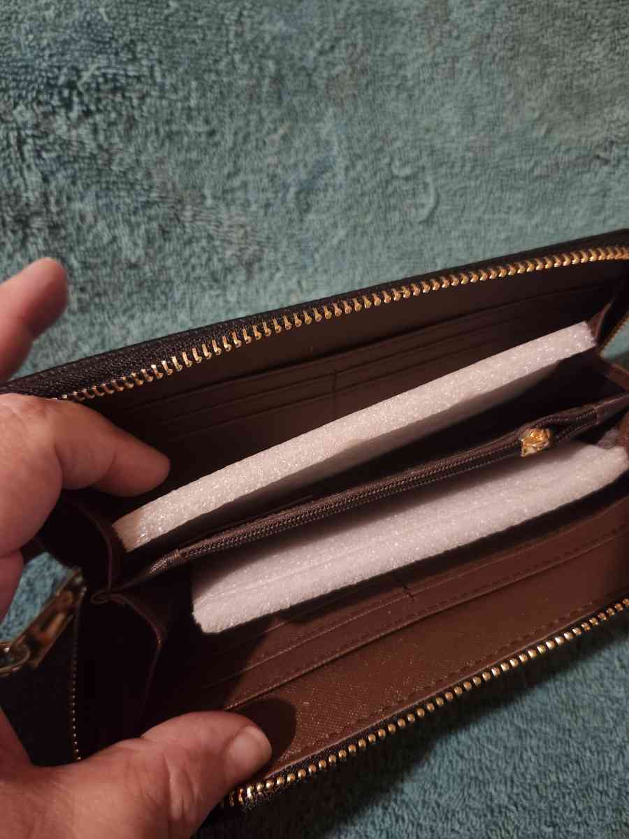 ladies black wallet - Houston, Texas - FleaMarketBay