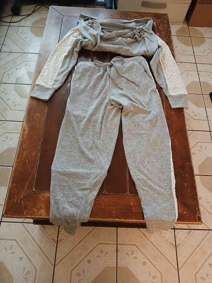 Flora Nikrooz Women 2 Piece Gray Pajama SZ Size L - North Hollywood, California - FleaMarketBay