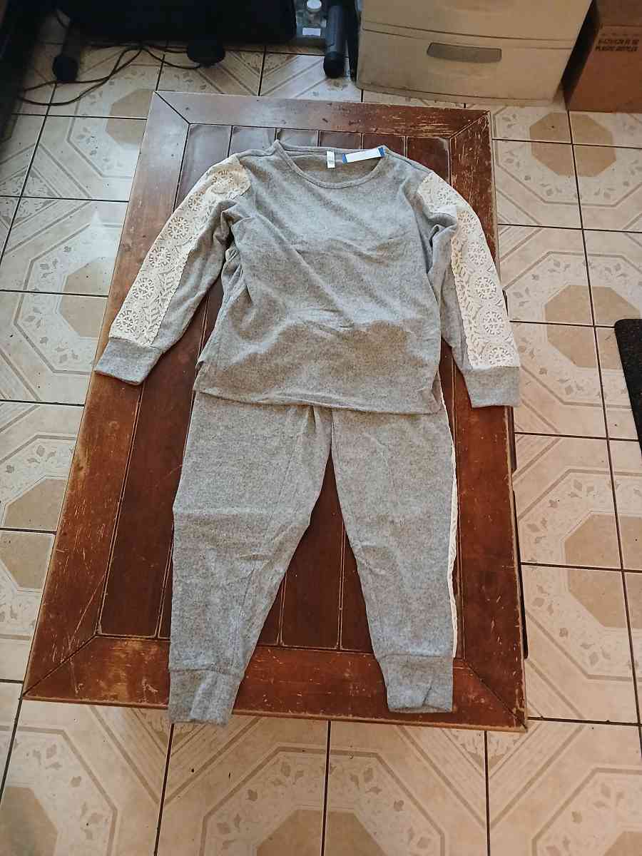 Flora Nikrooz Women 2 Piece Gray Pajama SZ Size L - North Hollywood, California