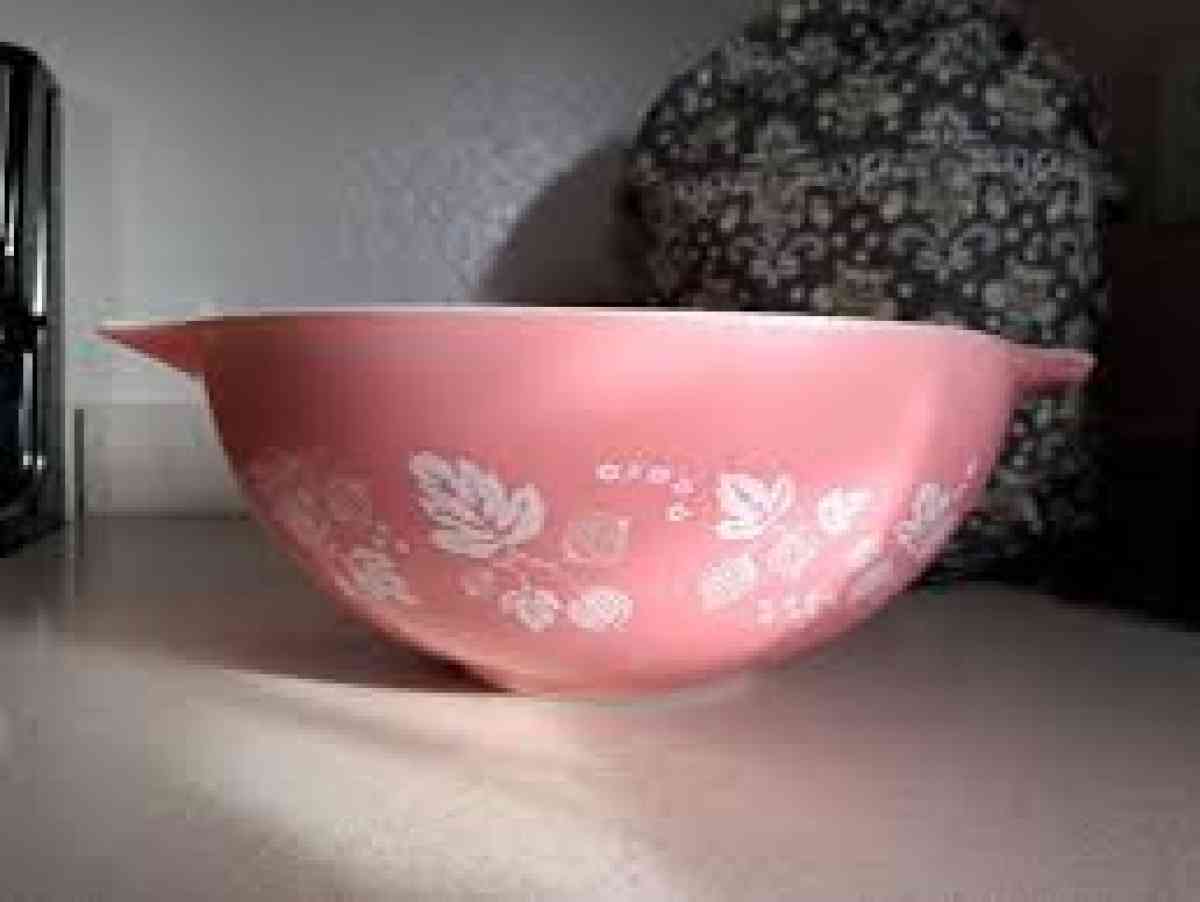 Pink Pyrex vintage bowls and casserole dishes set - South Solon, Ohio - FleaMarketBay
