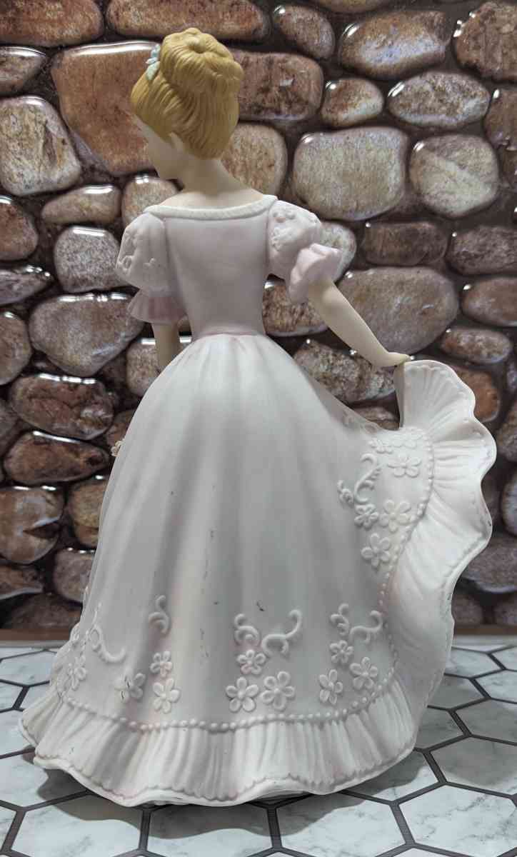 Lady Caroline Masterpiece Porcelain Collectable Figurine - Phoenix, Arizona - FleaMarketBay