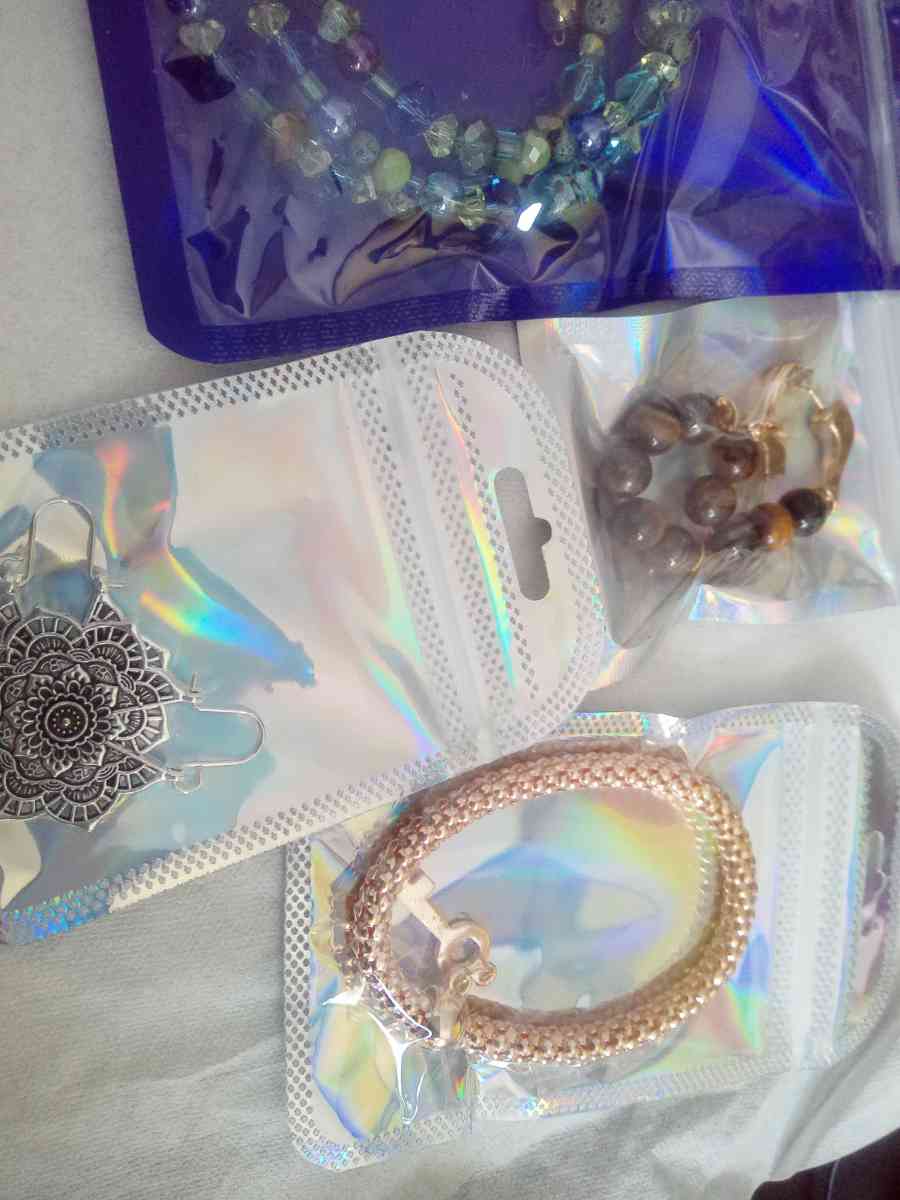 4 piece set9 - Alachua, Florida - FleaMarketBay