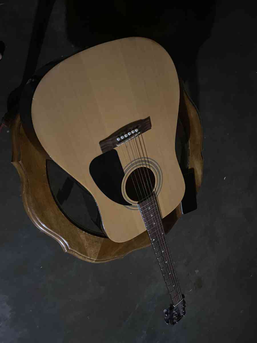 guitarra muy bonita y buena