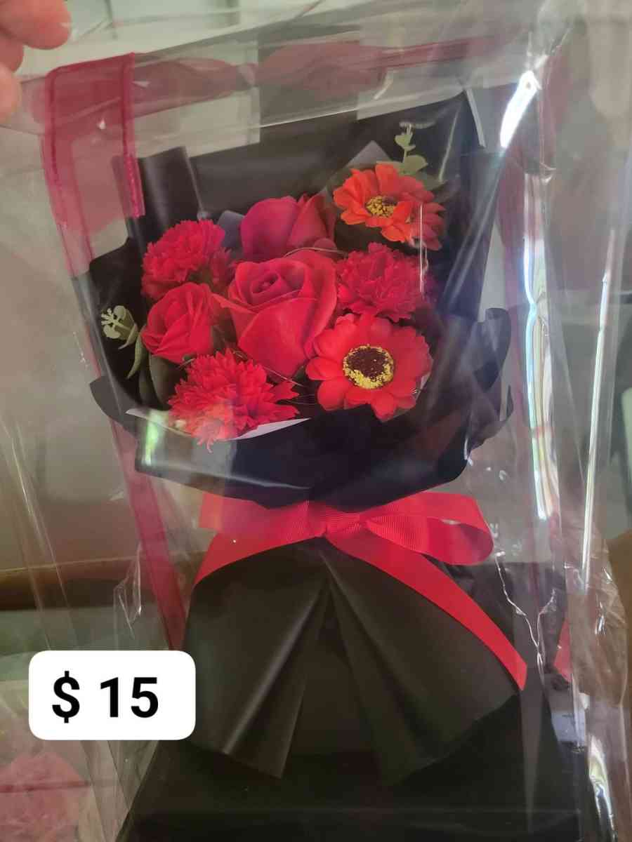 are areiglos de flores  artificial  muy bonitos - Lithonia, Georgia