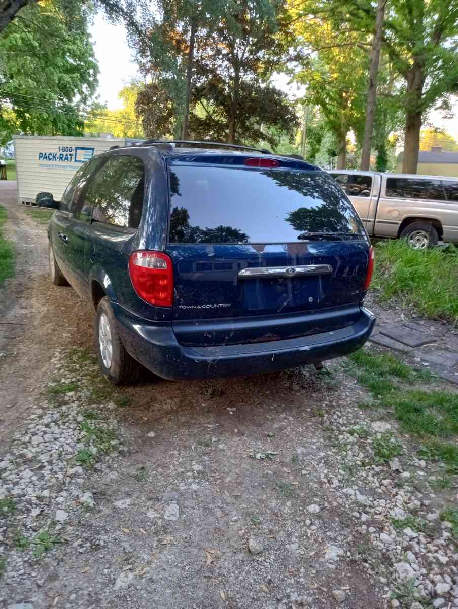 01 town n country minivan - Clinton Township, Michigan - FleaMarketBay