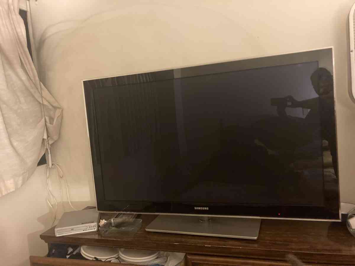 tv with remote - Snohomish, Washington - FleaMarketBay