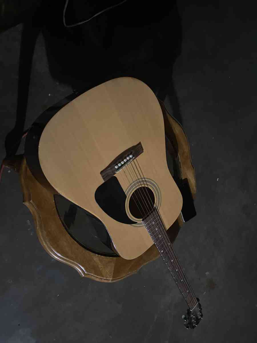 guitarra muy bonita y buena - Vacaville, California - FleaMarketBay