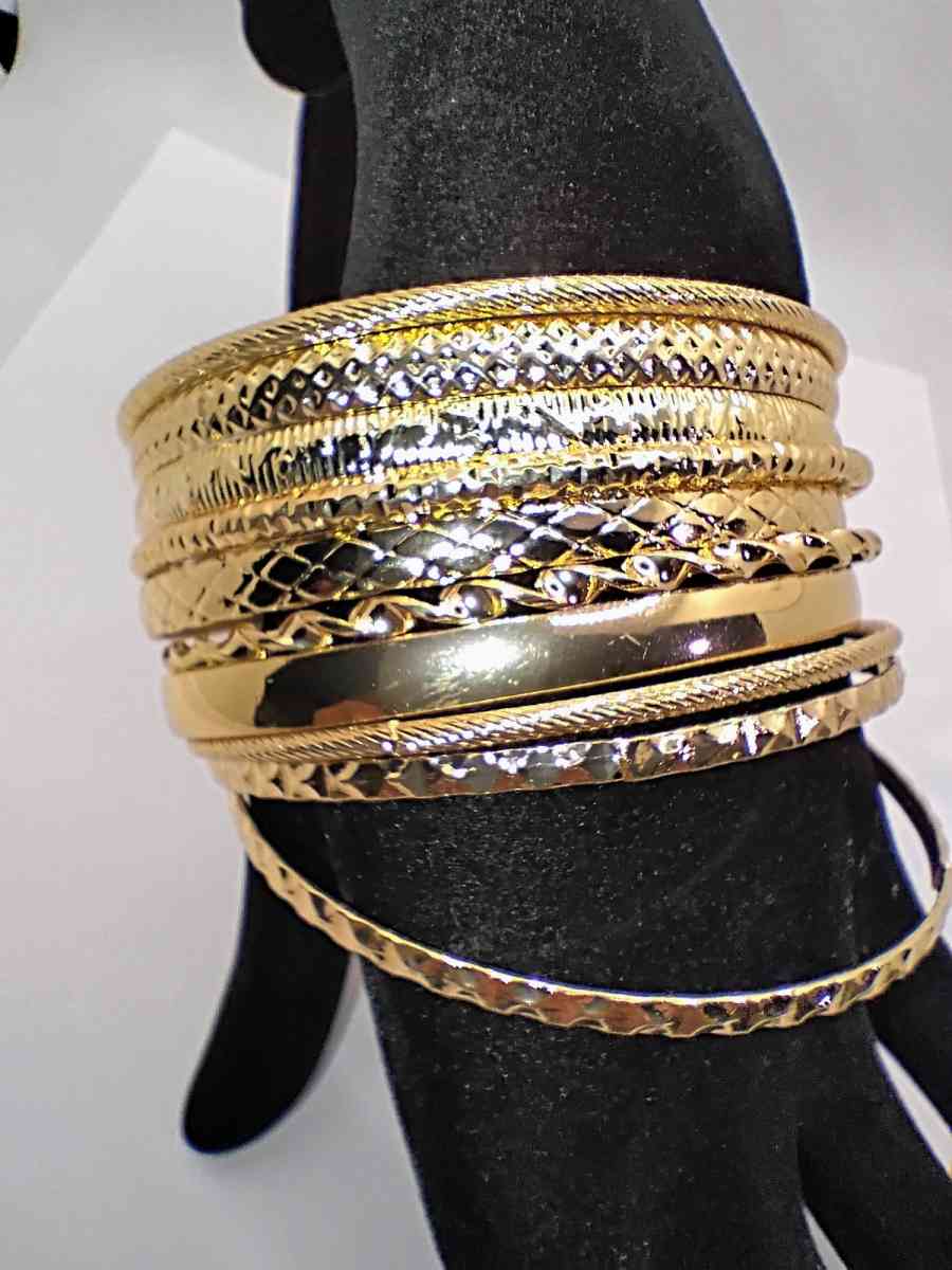 woman bangle bracelet set - Montclair, California - FleaMarketBay