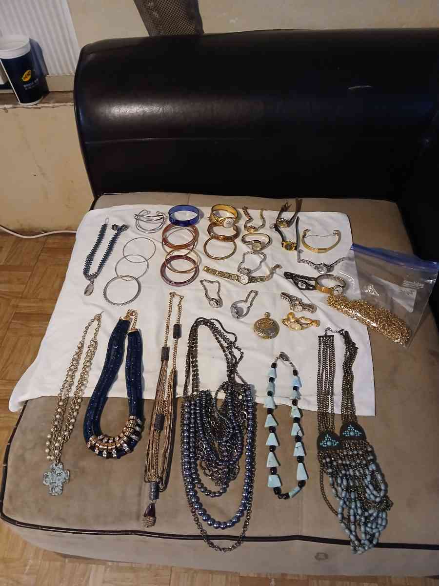 vendo estas cadenitas  relojes y  pulseras - New Caney, Texas - FleaMarketBay