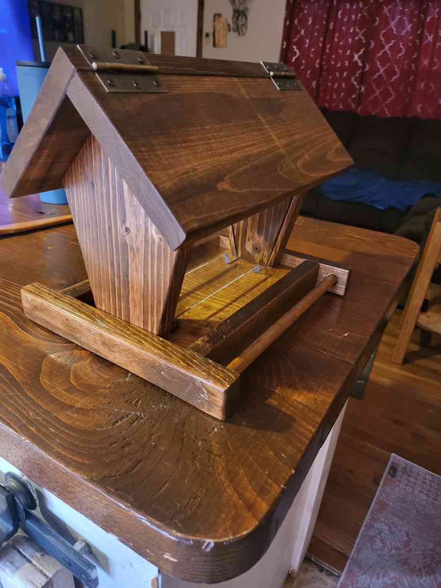 Bird feeder - Cedar Springs, Michigan - FleaMarketBay