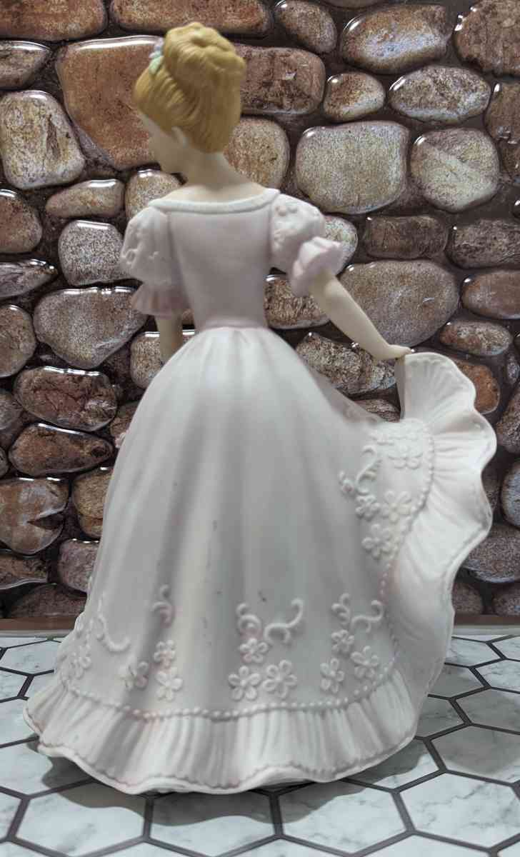 Lady Caroline Masterpiece Porcelain Collectable Figurine - Phoenix, Arizona - FleaMarketBay