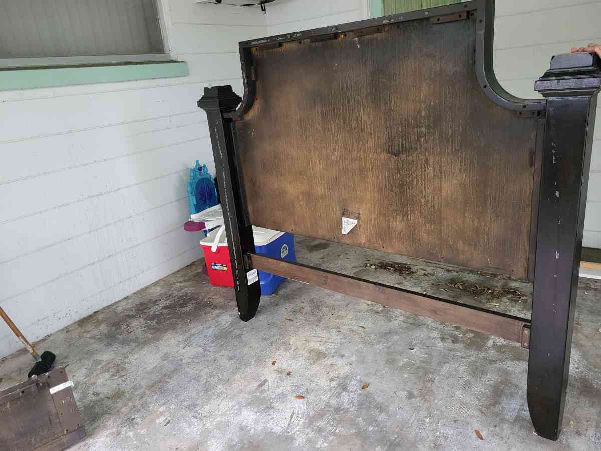 queen size bed frame - Lake Wales, Florida - FleaMarketBay