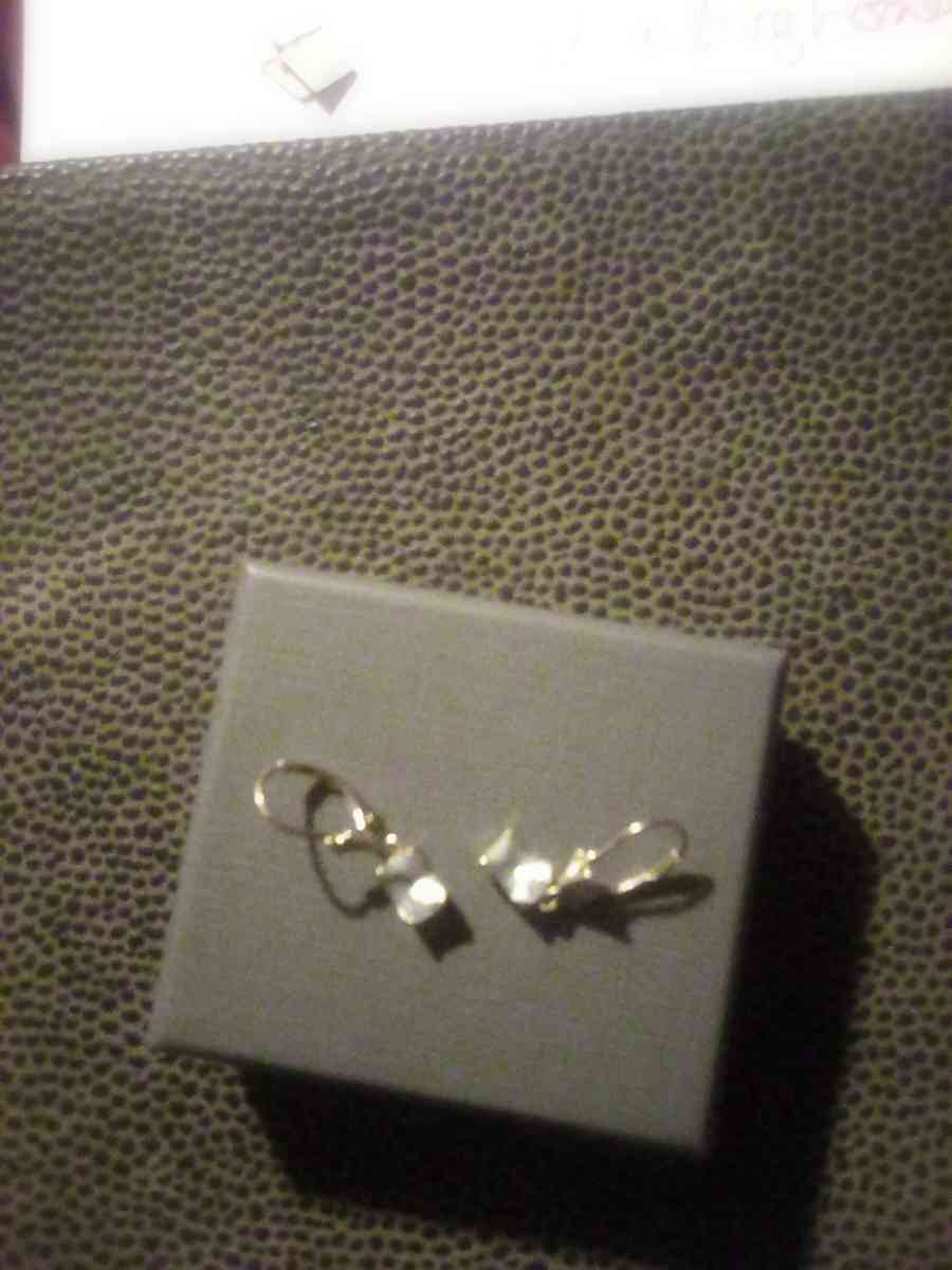 genuine 14k diamond drop earings - Hackberry, Louisiana - FleaMarketBay