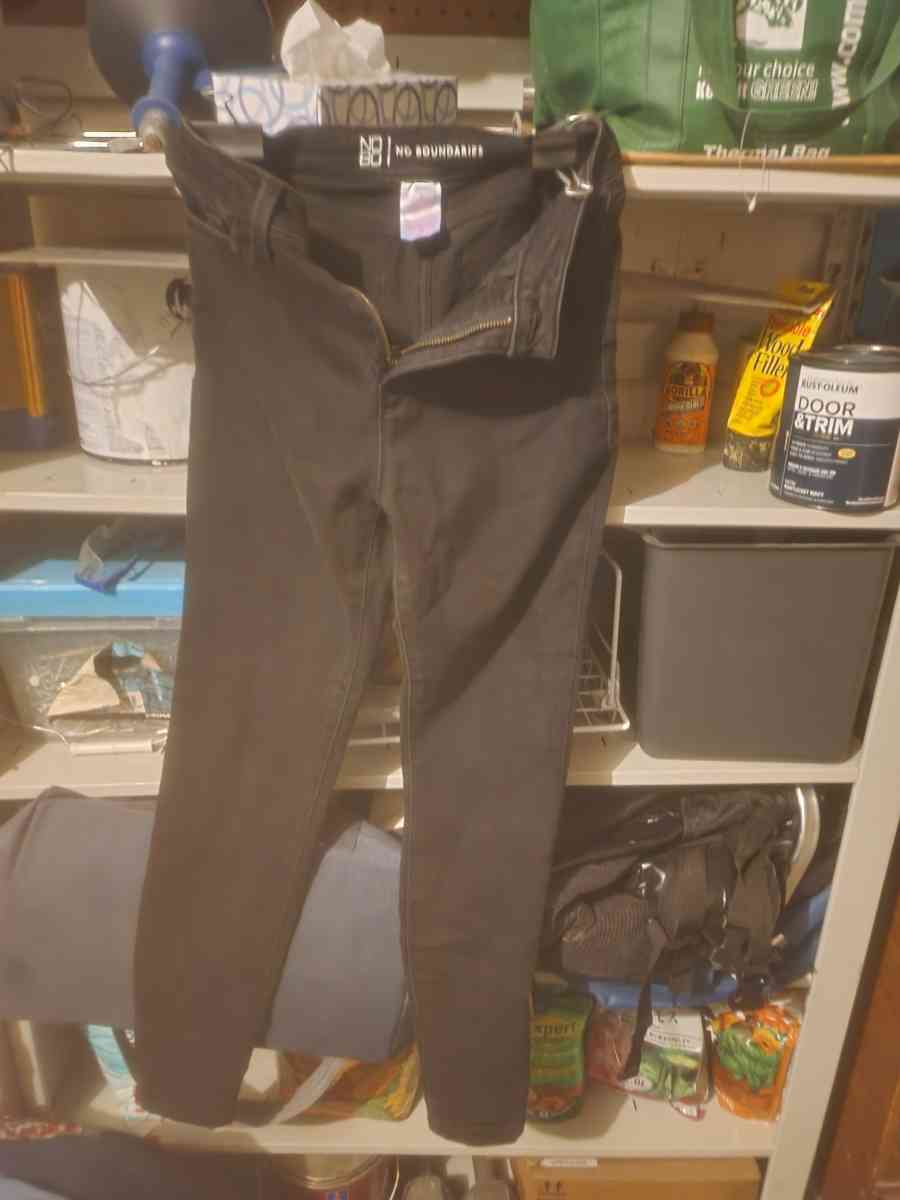 6 pairs of pants also 2 Capri - Madison, Indiana - FleaMarketBay