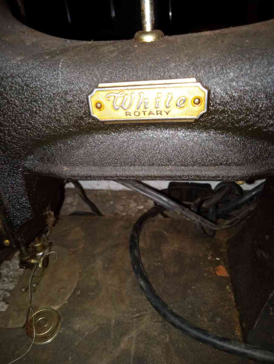 white sewing machine - Clinton Township, Michigan