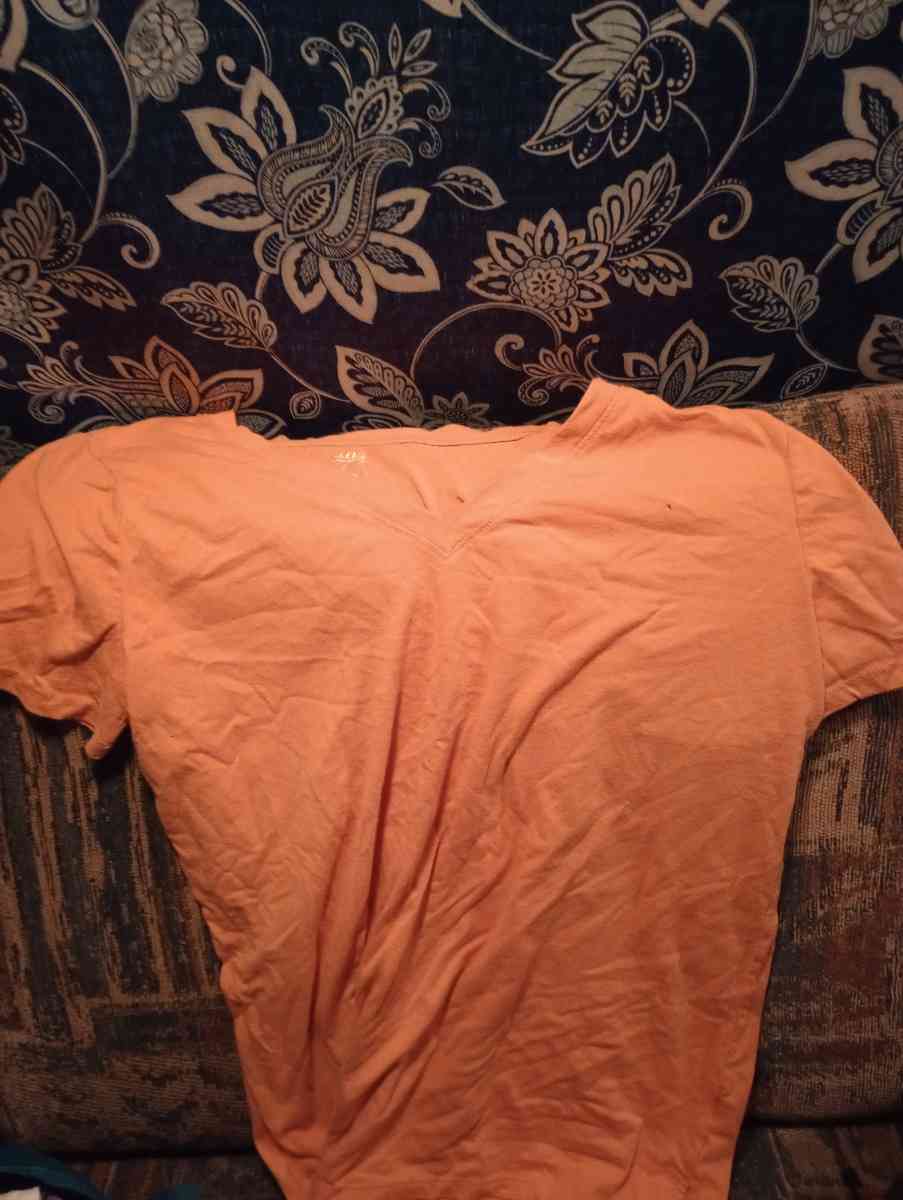 womens shirts an tank tops - Park Hills, Missouri - FleaMarketBay