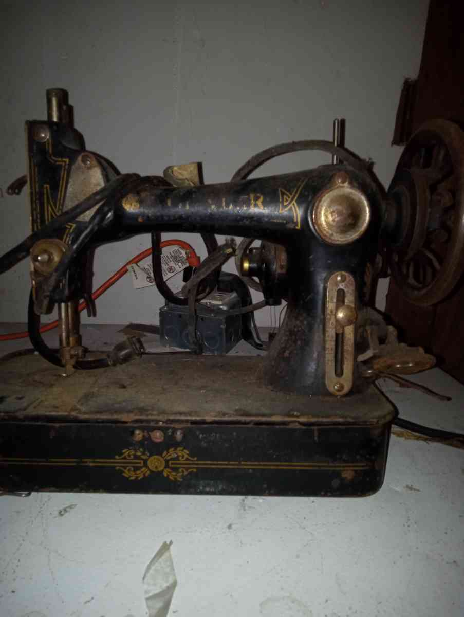 old sewing machine - Clinton Township, Michigan - FleaMarketBay