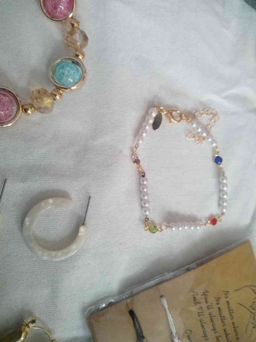 5 Piece Jewelry Set 1 - Gainesville, Florida - FleaMarketBay