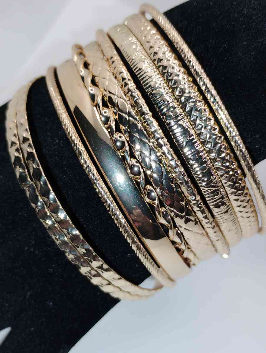 woman bangle bracelet set - Montclair, California - FleaMarketBay