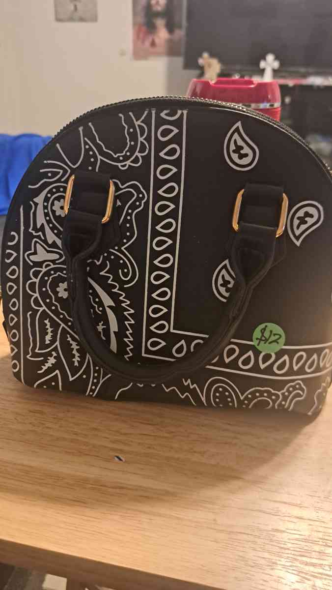 black purse - Porterville, California