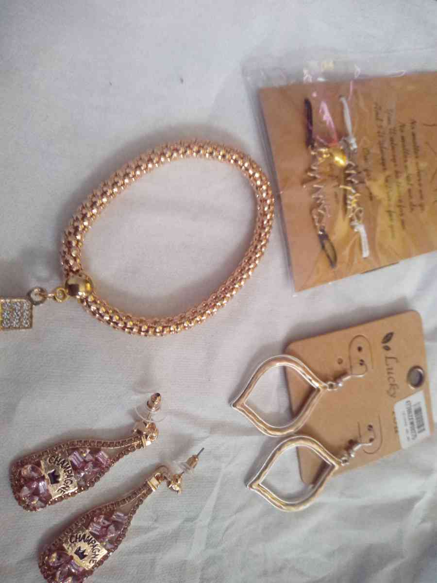 4 Piece Jewelry lot set 6 - Alachua, Florida - FleaMarketBay