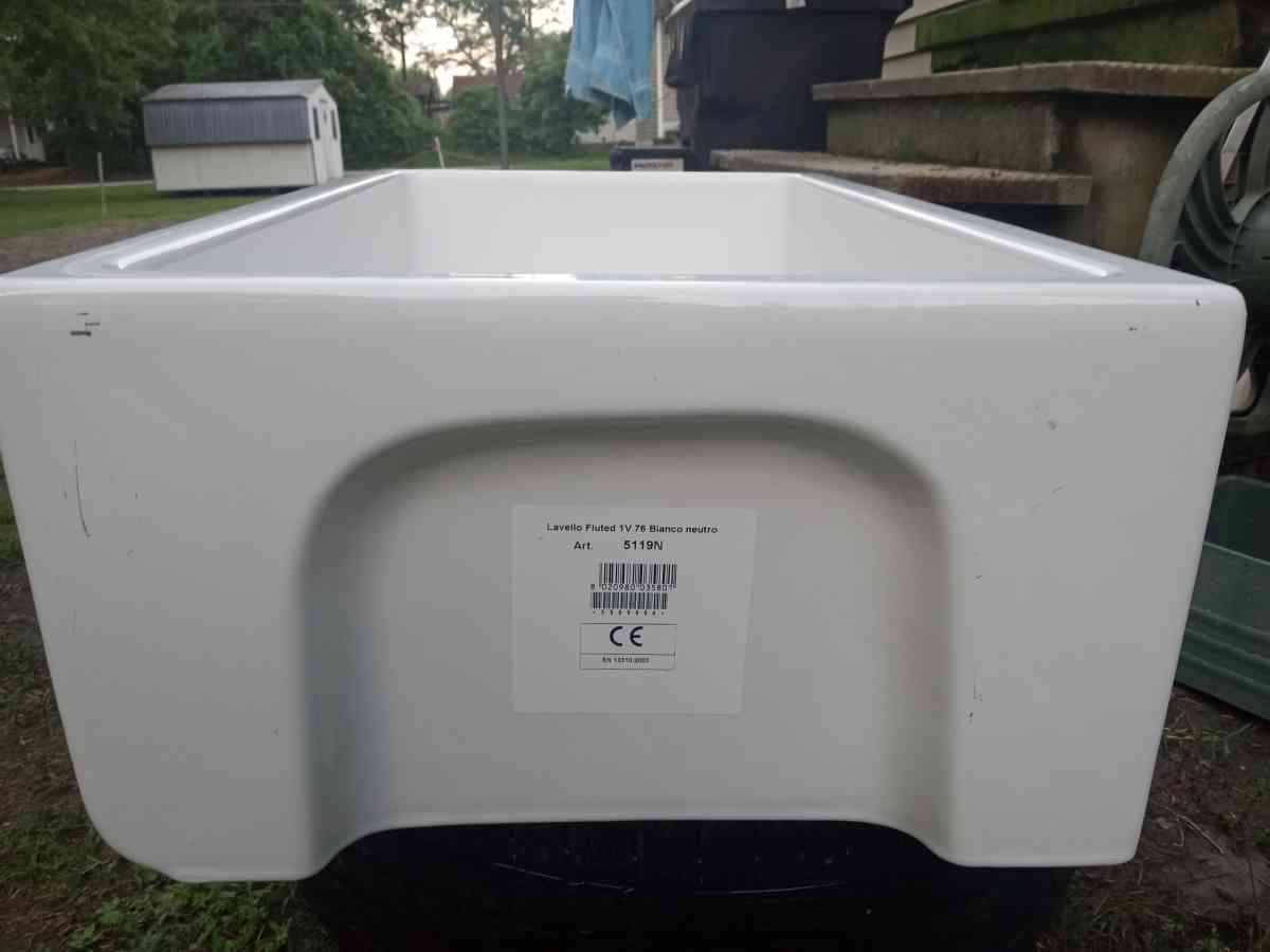 Farmhouse sink - Newberry, South Carolina - FleaMarketBay