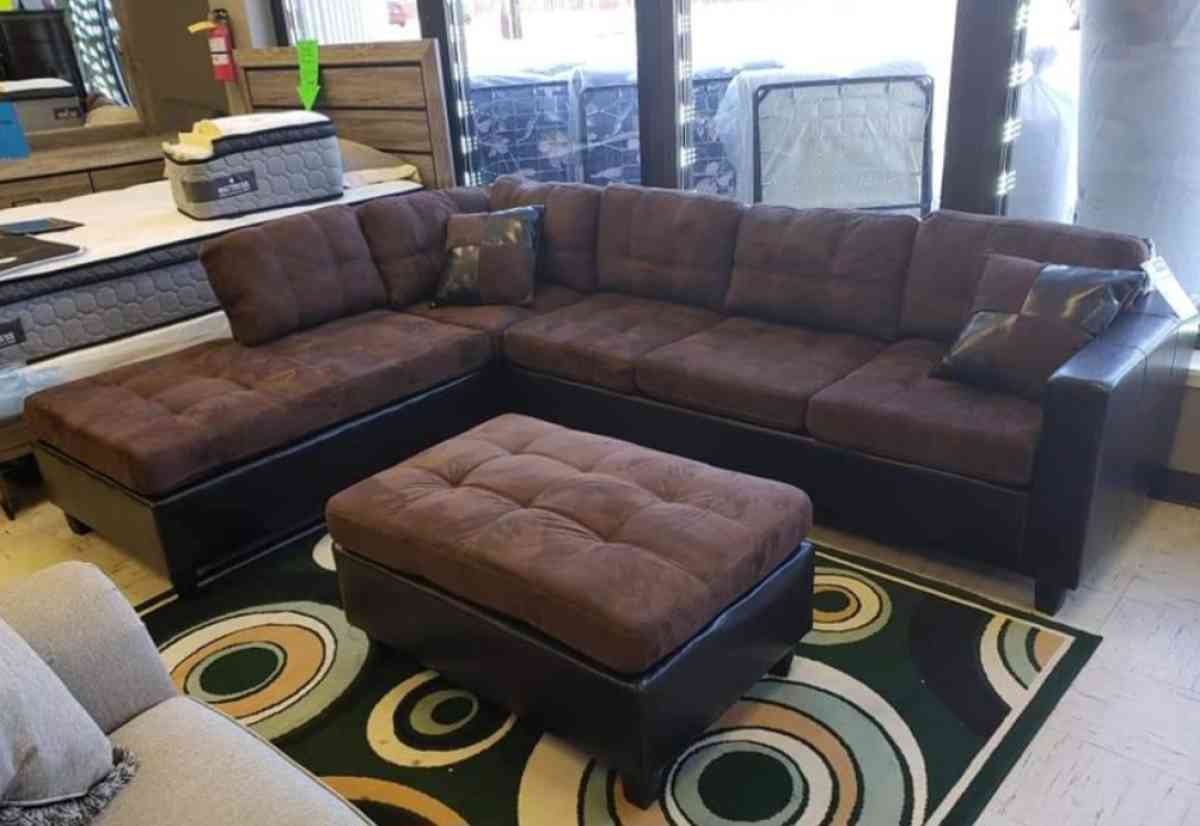 brown black Reversible Sectional with storage Ottoman - Baytown, Texas