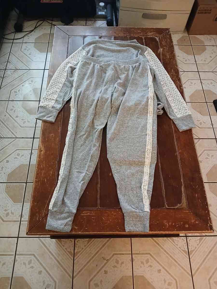 Flora Nikrooz Women 2 Piece Gray Pajama SZ Size L - North Hollywood, California - FleaMarketBay