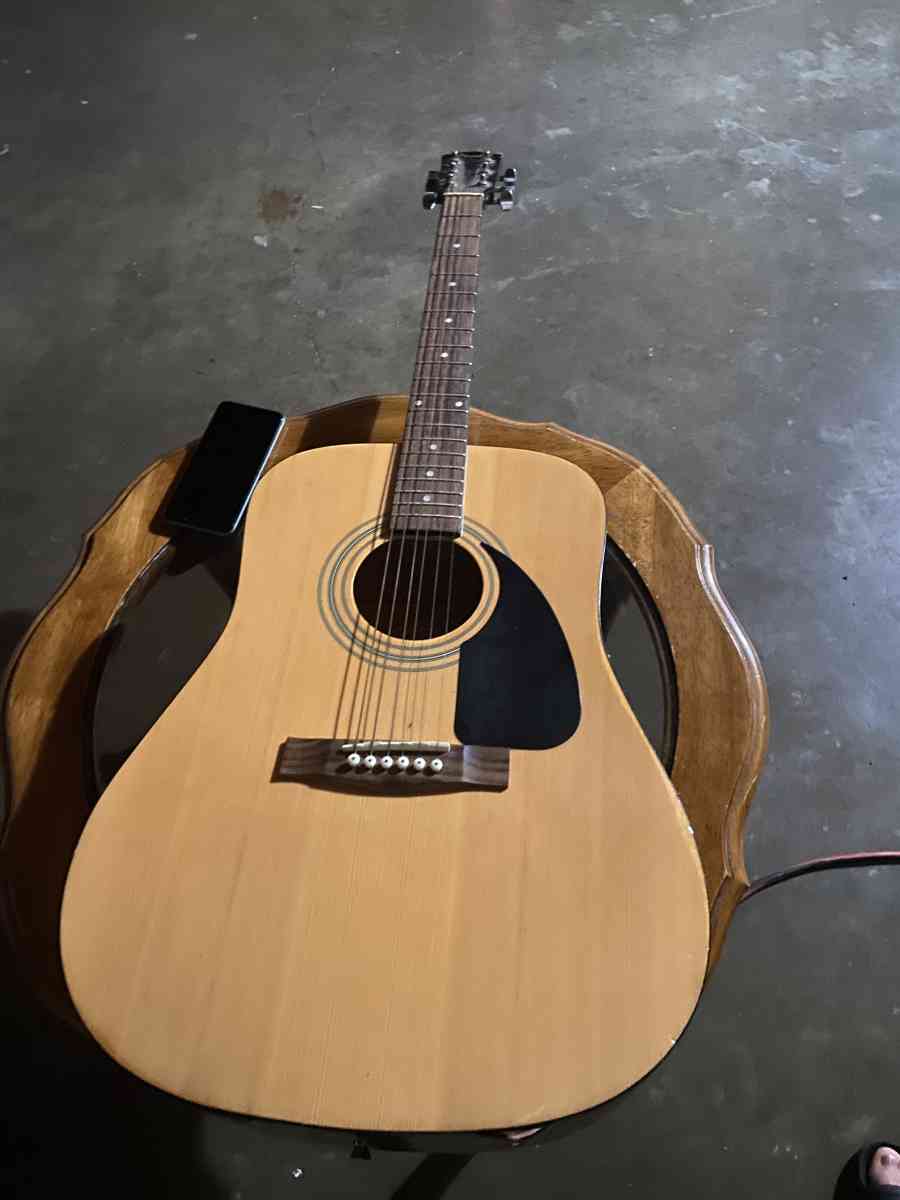 guitarra muy bonita y buena - Vacaville, California - FleaMarketBay