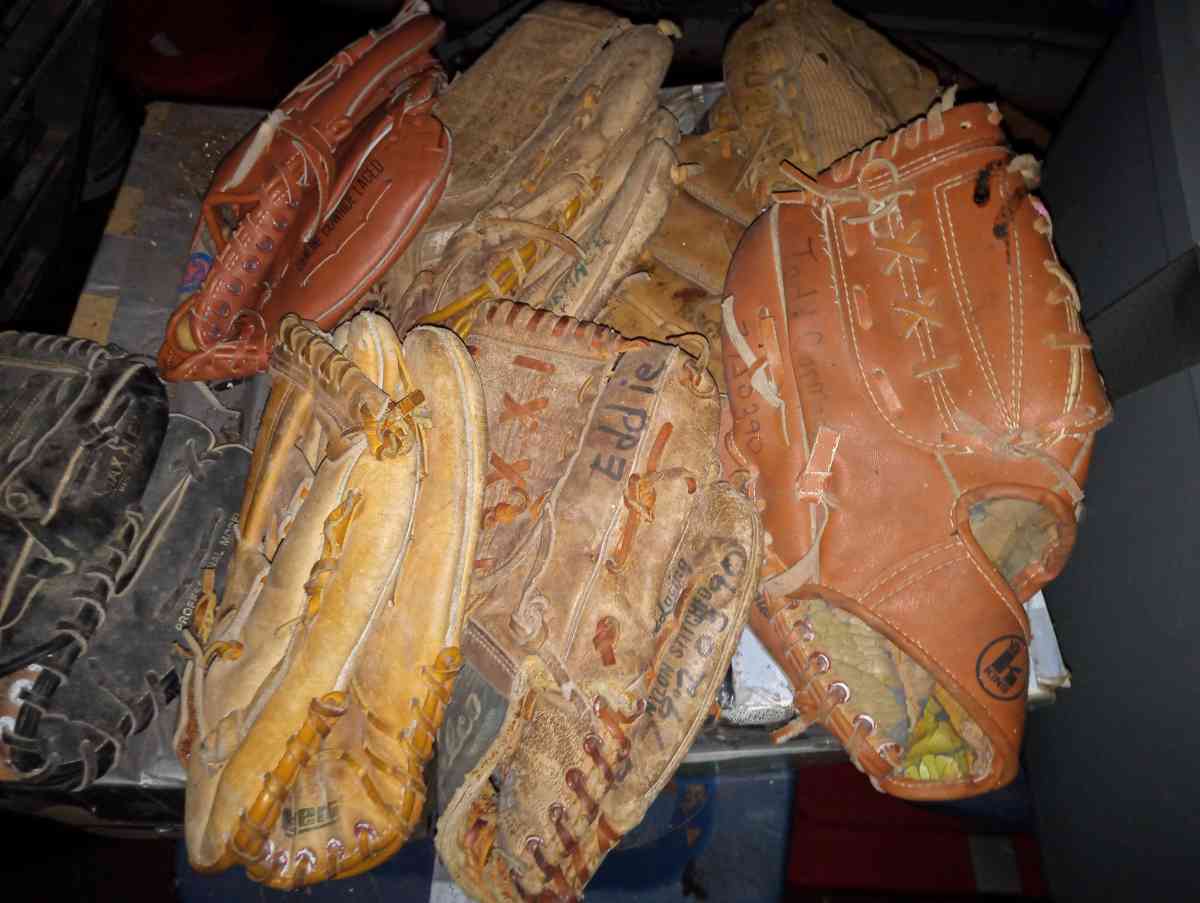 baseball gloves - Clinton Township, Michigan - FleaMarketBay