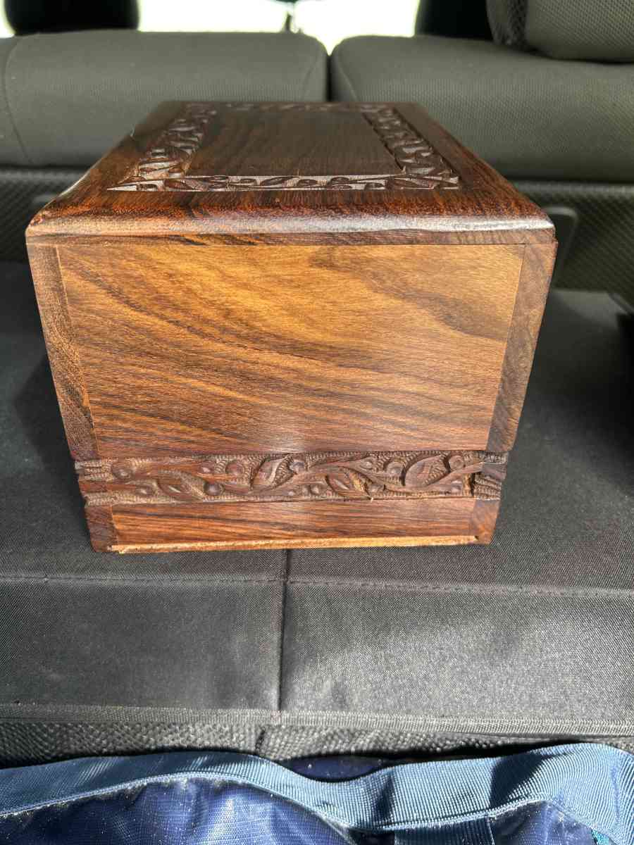 WOODEN URN CREMATION ADULT - Hackensack, New Jersey - FleaMarketBay