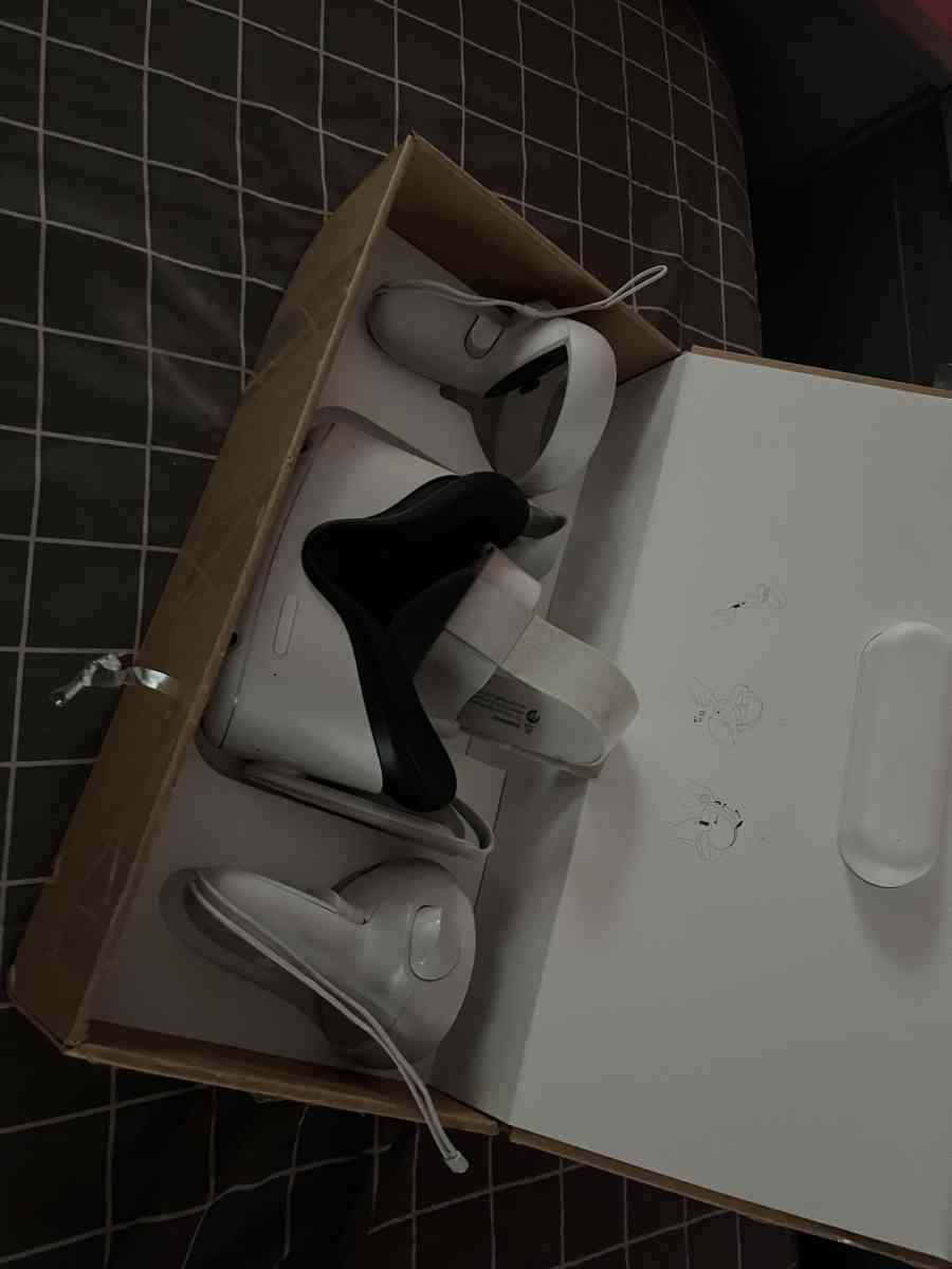 Barely used Oculus Quest 2 - Los Angeles, California - FleaMarketBay