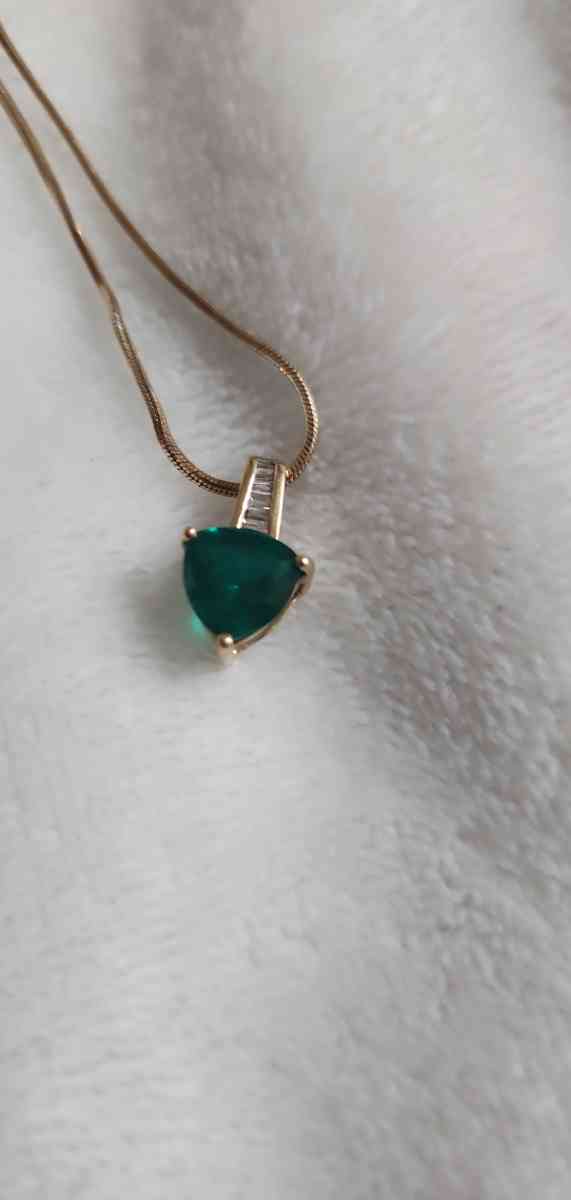 helzberg diamonds 17 CT emerald pendant - Hamilton, Ohio