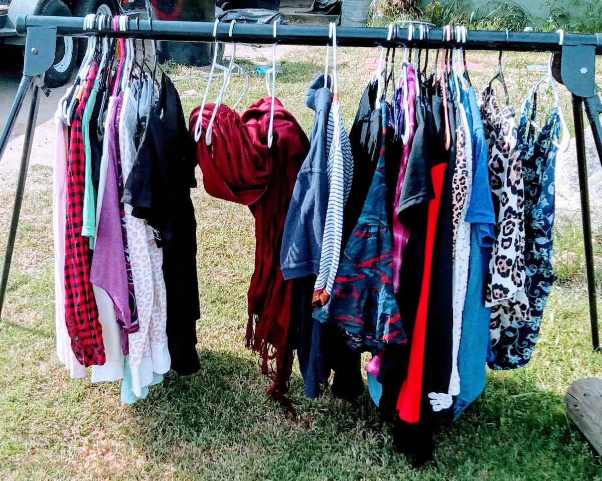 INDOOR OUTDOOR ITEMS GOLF CLUBS  JEWLERY AND CLOTHING - Hanford, California - FleaMarketBay