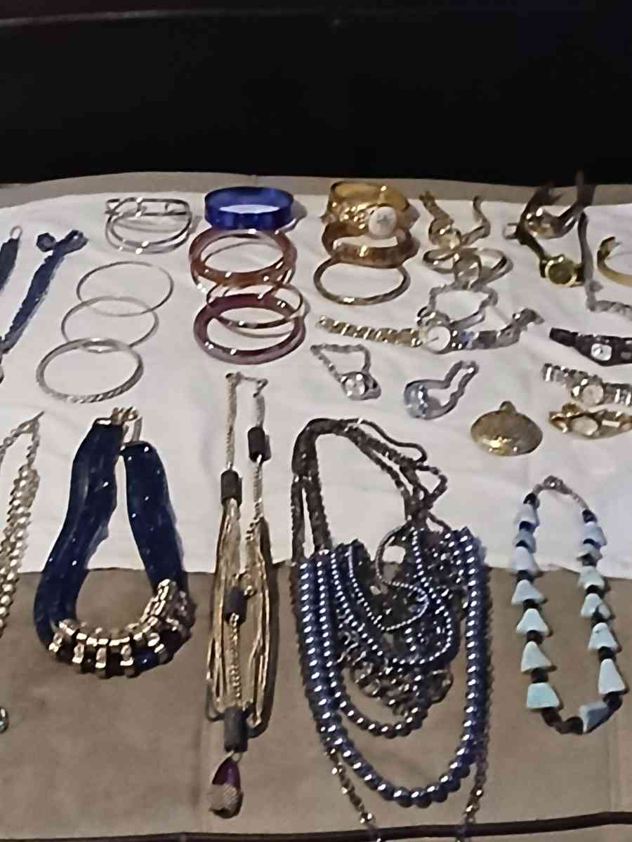 vendo estas cadenitas  relojes y  pulseras - New Caney, Texas - FleaMarketBay