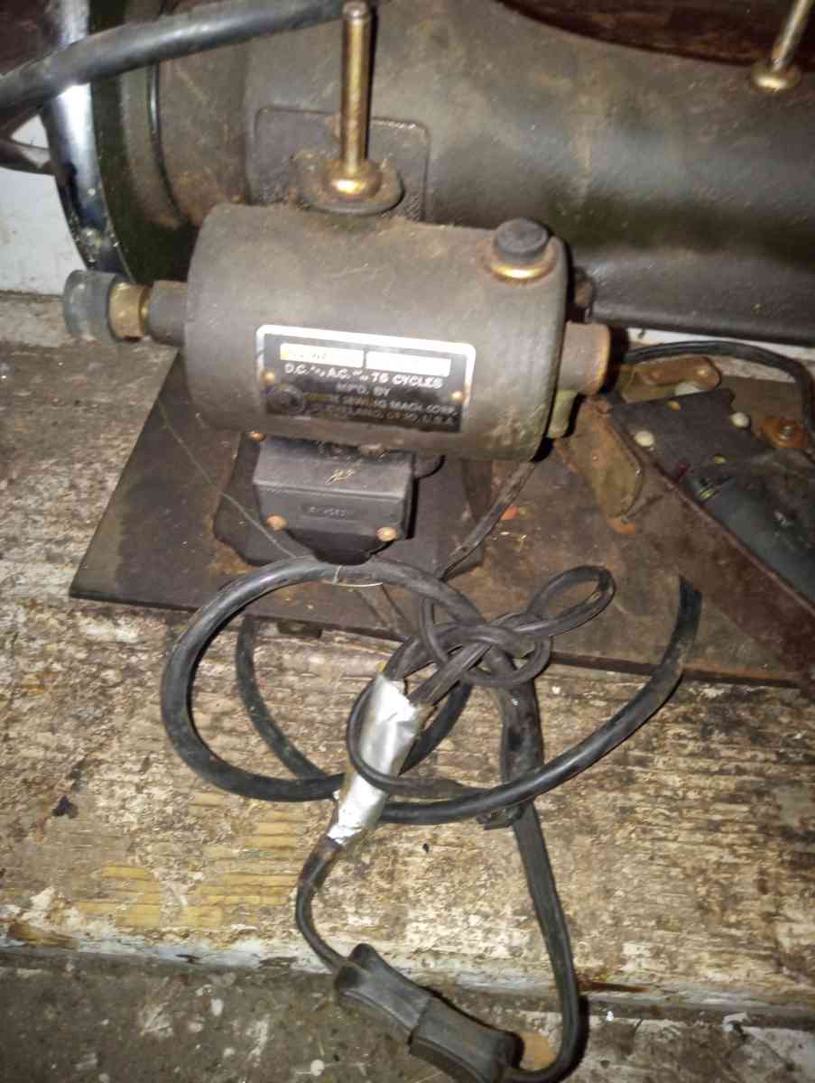 white sewing machine - Clinton Township, Michigan - FleaMarketBay