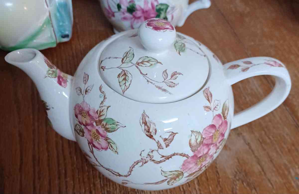 tea pots - Lexington, South Carolina - FleaMarketBay