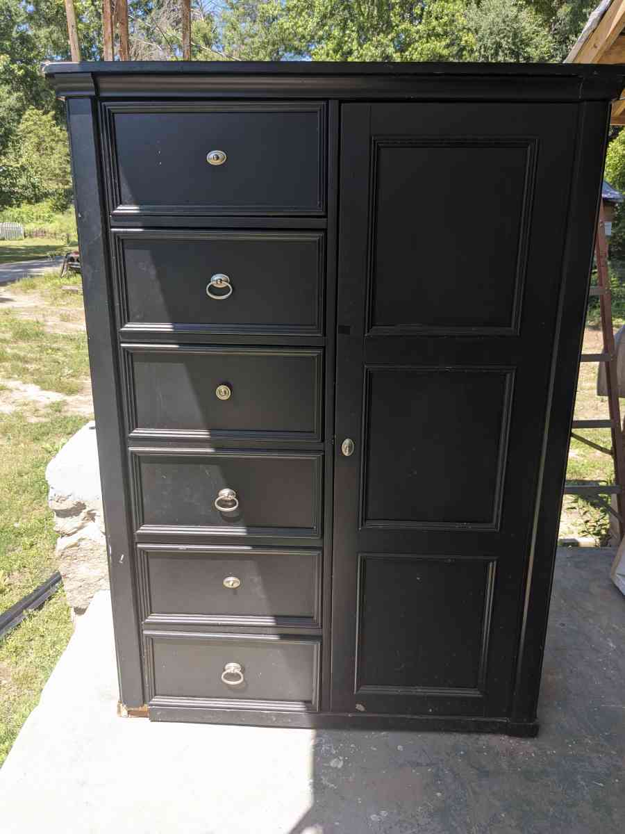 black Dresser with slide out ball bairen drawers - Connellys Springs, North Carolina - FleaMarketBay