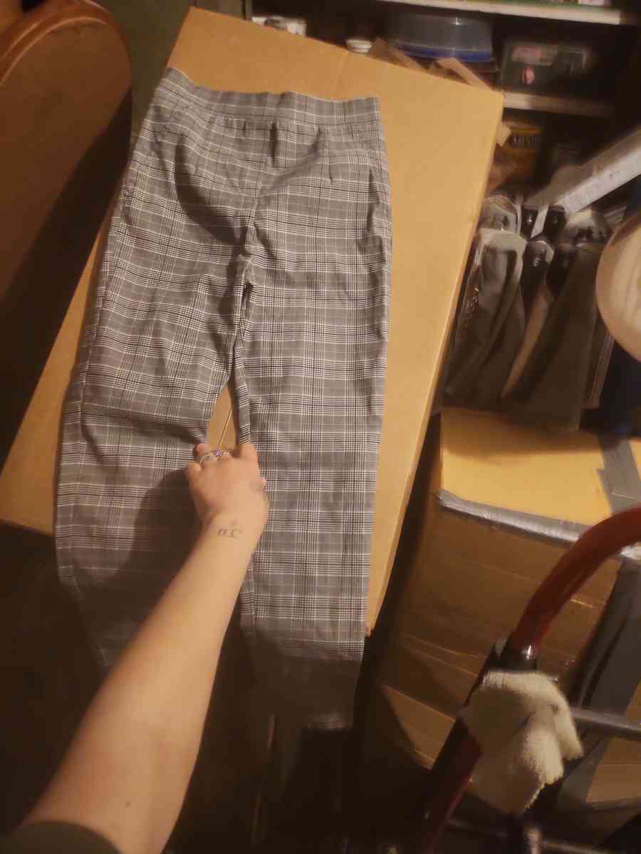 6 pairs of pants also 2 Capri - Madison, Indiana - FleaMarketBay