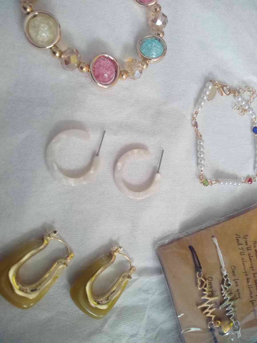 5 Piece Jewelry Set 1 - Gainesville, Florida - FleaMarketBay