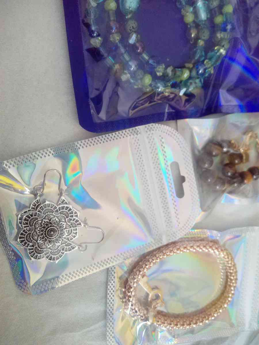 4 piece set9 - Alachua, Florida - FleaMarketBay