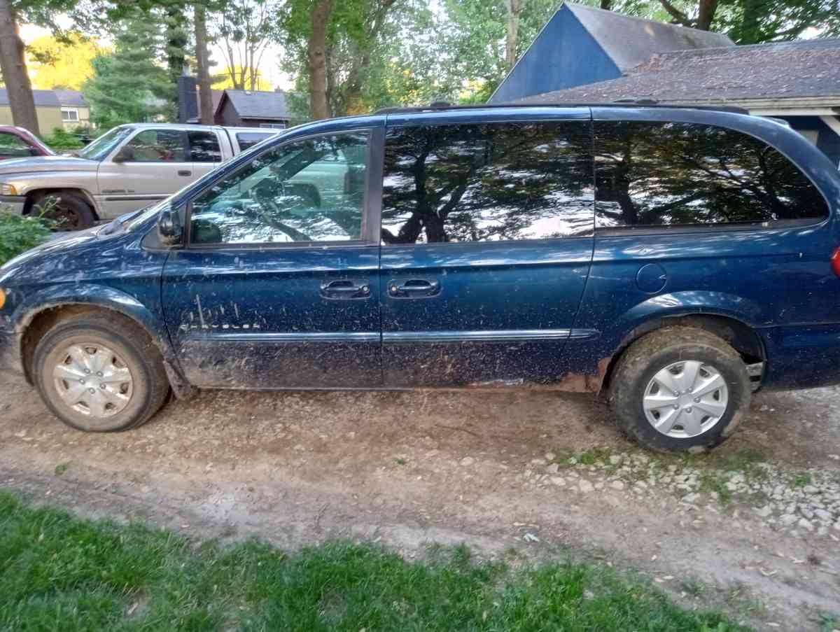 01 town n country minivan - Clinton Township, Michigan - FleaMarketBay