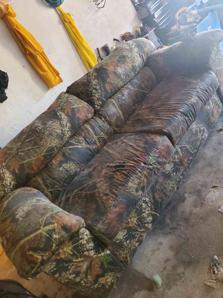 Realtree camo couch and loveseat - Adel, Georgia - FleaMarketBay