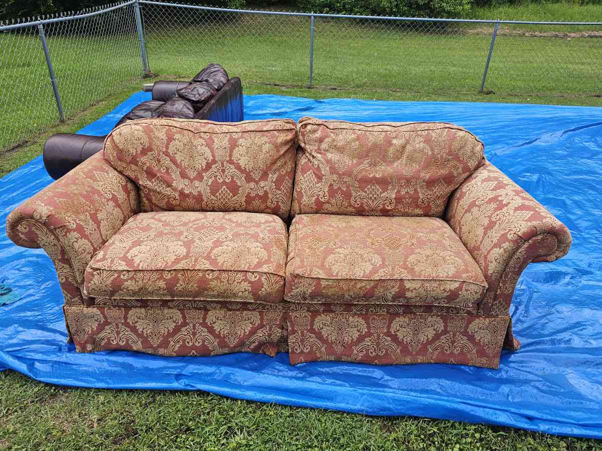 red flower couch - Thomasville, Georgia