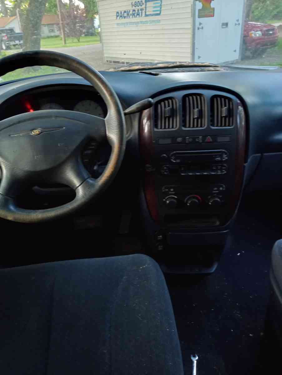 01 town n country minivan - Clinton Township, Michigan - FleaMarketBay